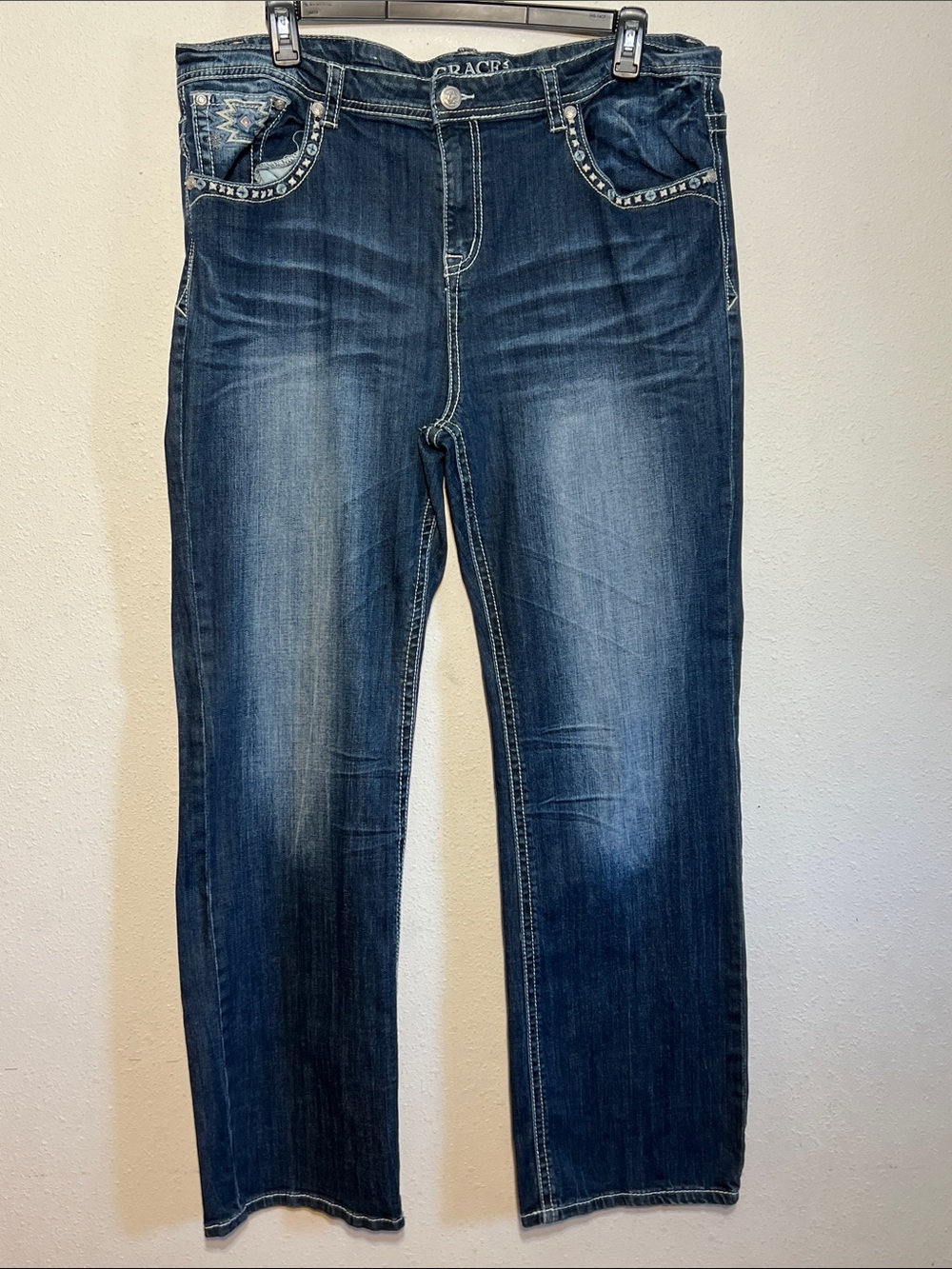 Grace in LA Blue EmbroideredPocket Straight Jeans